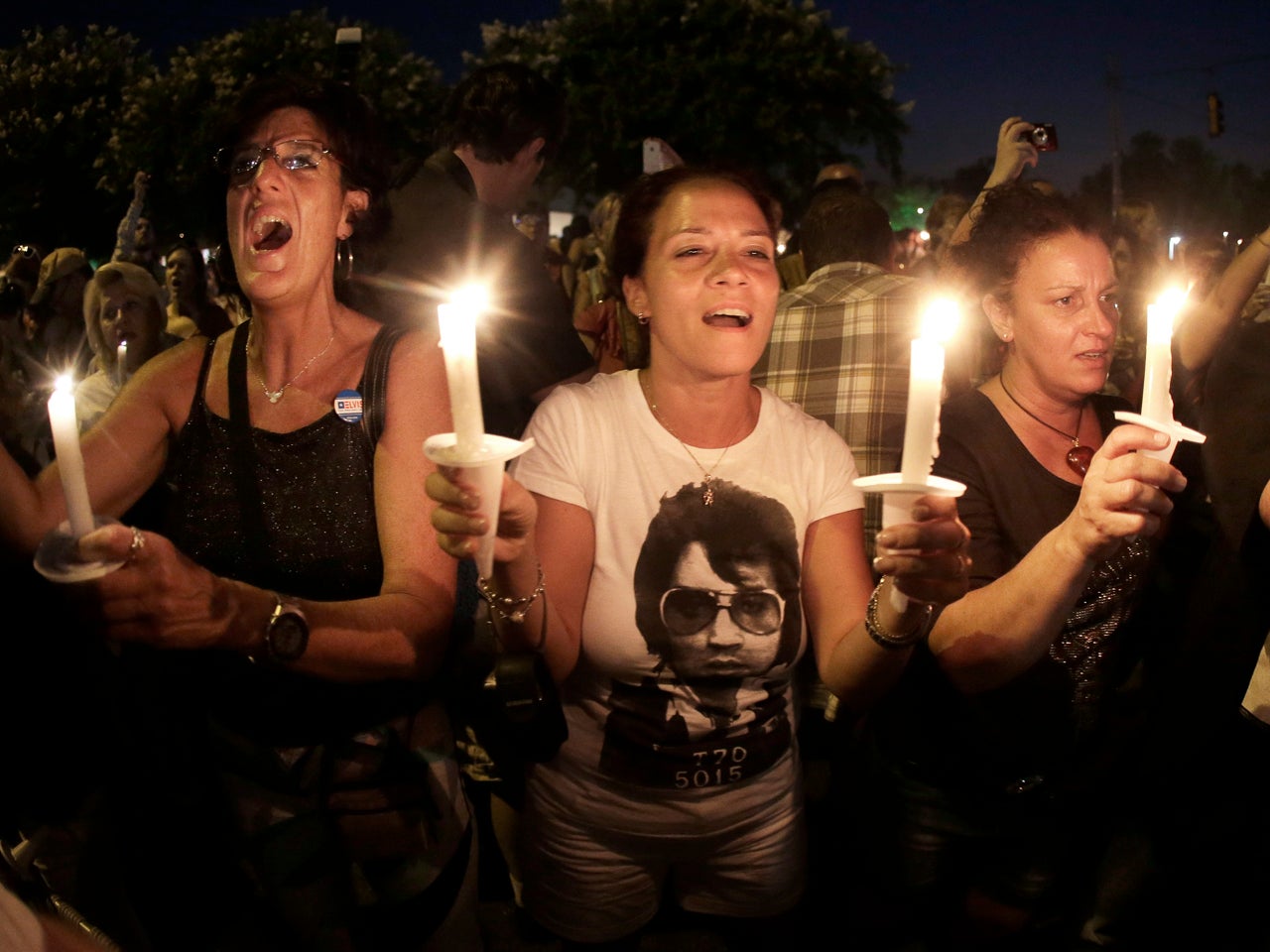 Elvis Presley candlelight vigil at Graceland Photo 25 Pictures