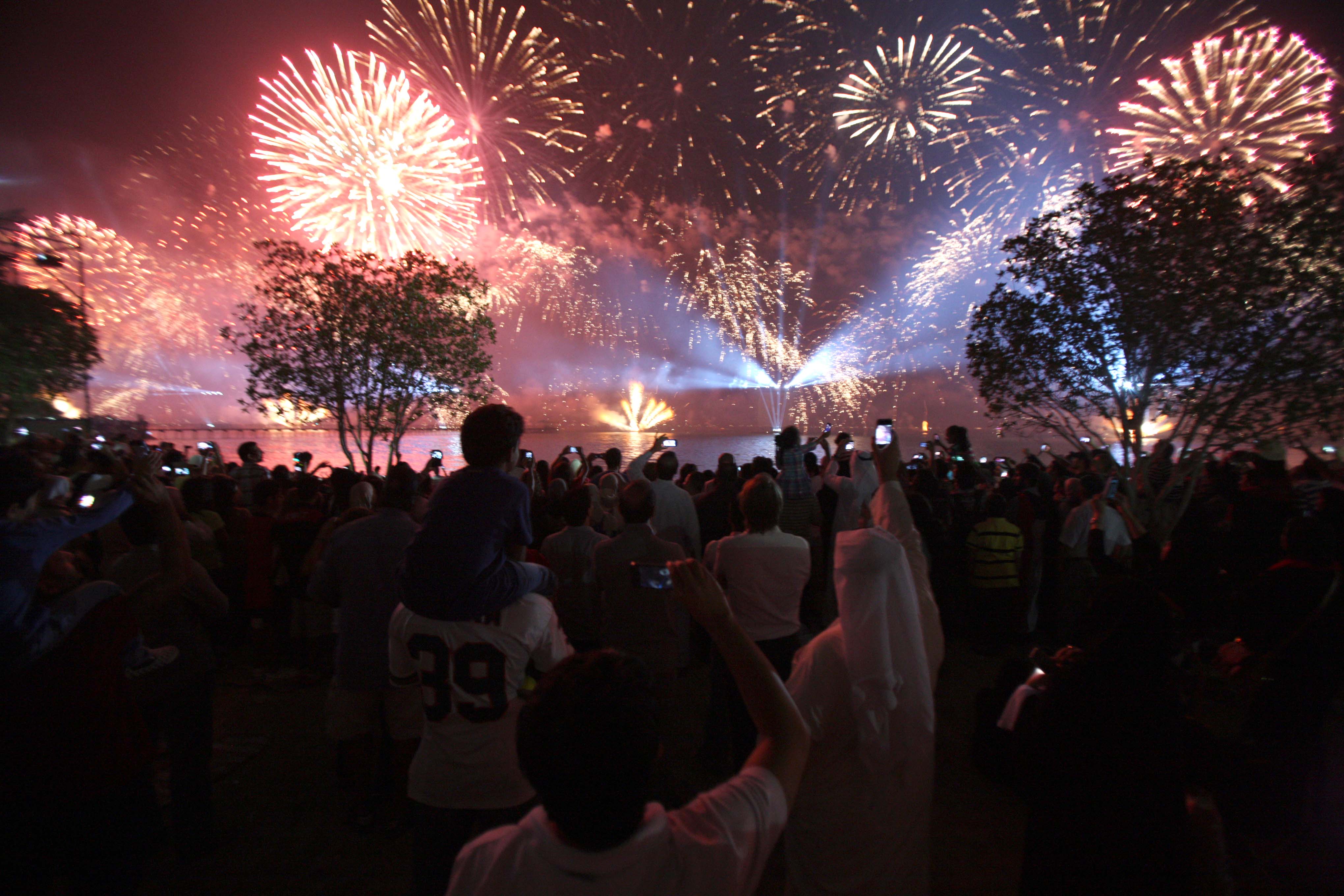 Worlds biggest firework show Photo 1 Pictures CBS News