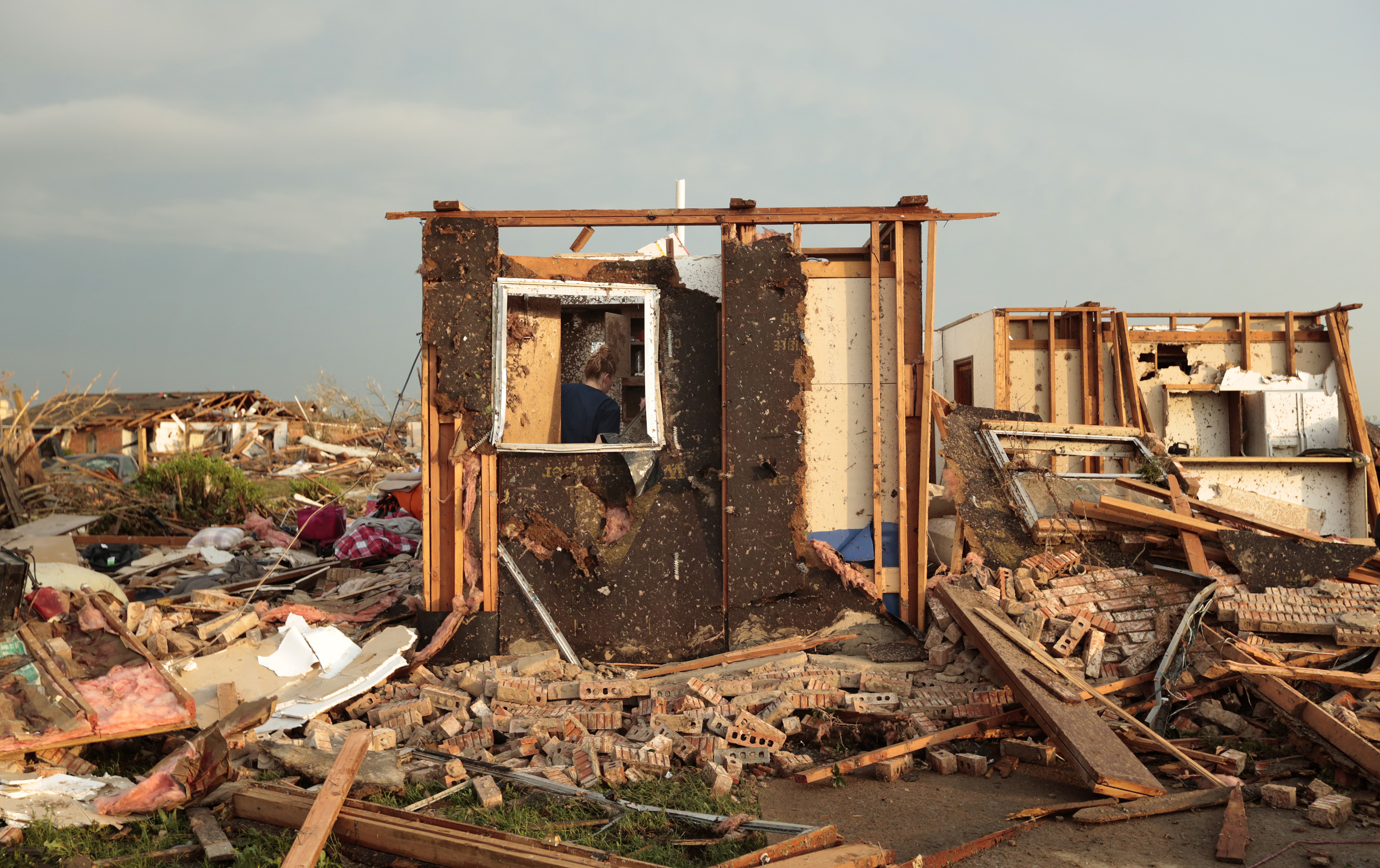 Oklahoma tornado aftermath filled with risks for victims, rescue