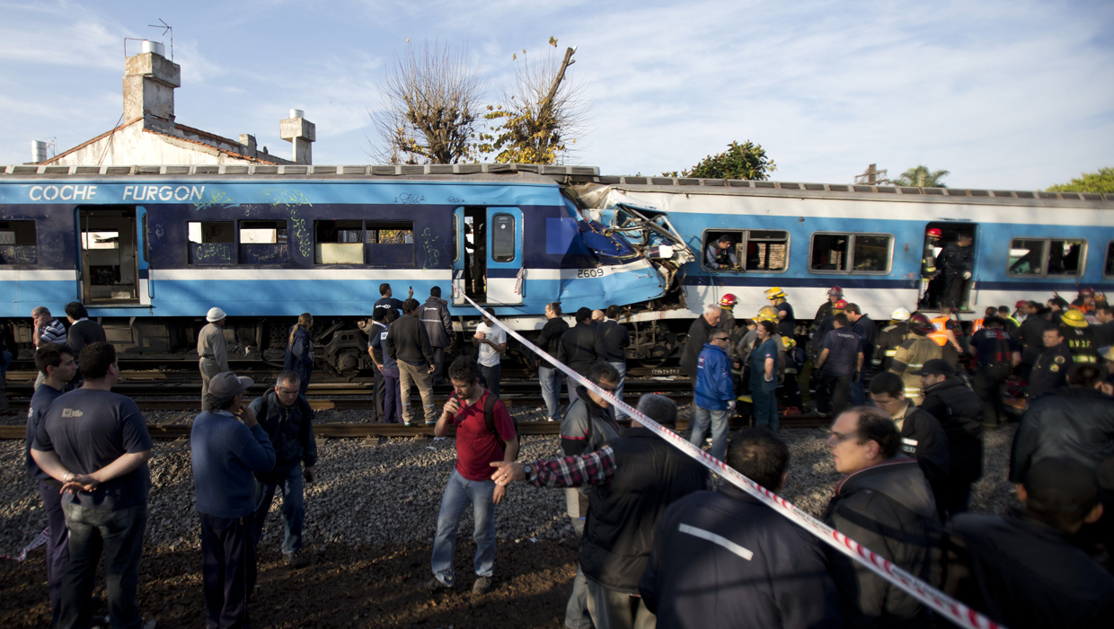 Argentina Train Crash Kills Three, Injures Hundreds - CBS News