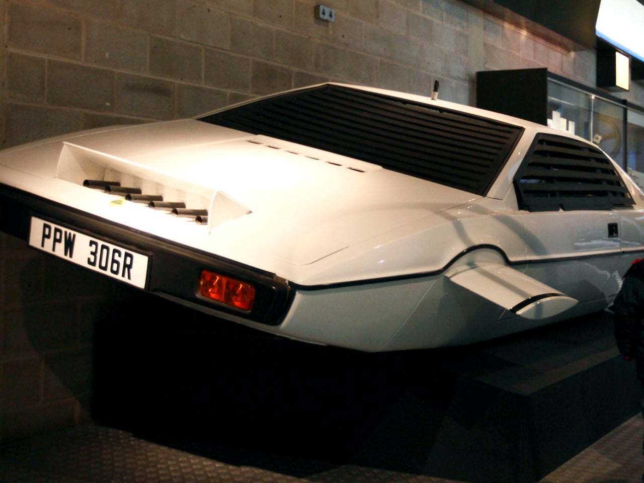 James Bond submarine car from "The Spy Who Loved Me" sells at auction in London CBS News