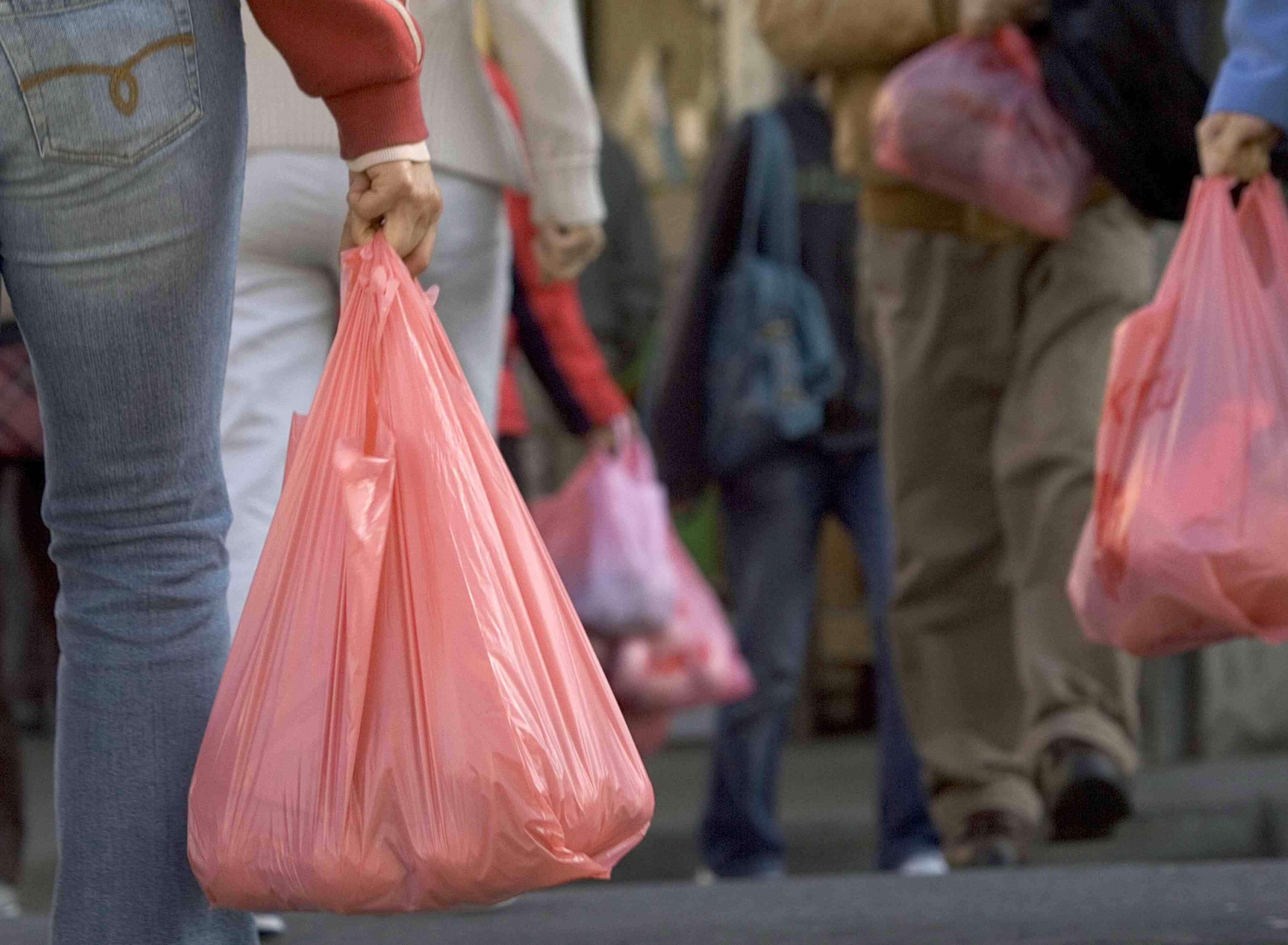 Should plastic shopping bags be banned? - CBS News
