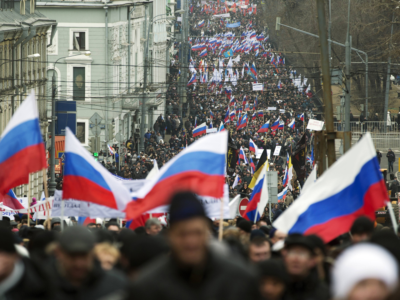 Thousands march in favor of Ukraine invasion in Moscow - CBS News