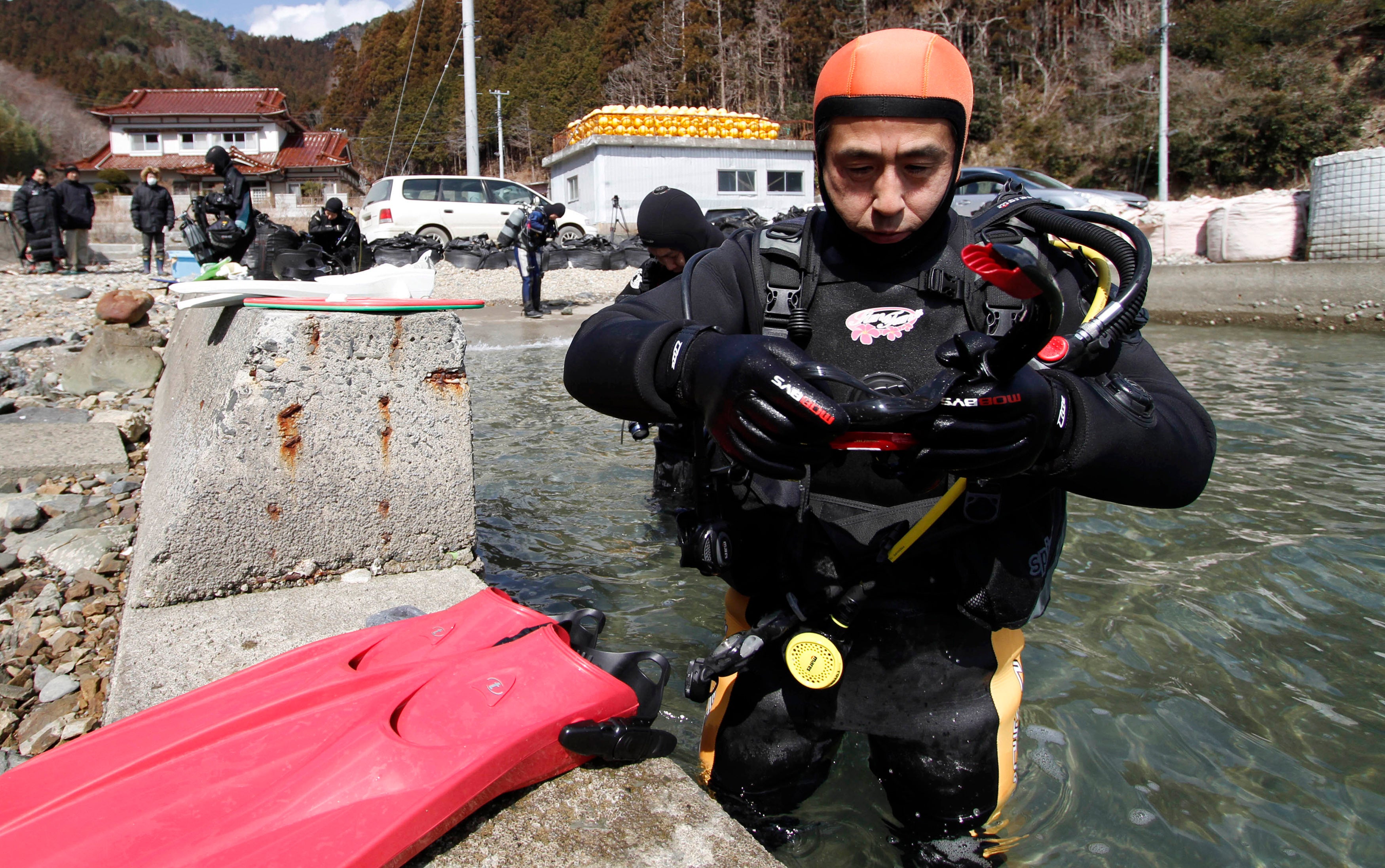 Man learning scuba diving to look for wife lost in Japan tsunami CBS News