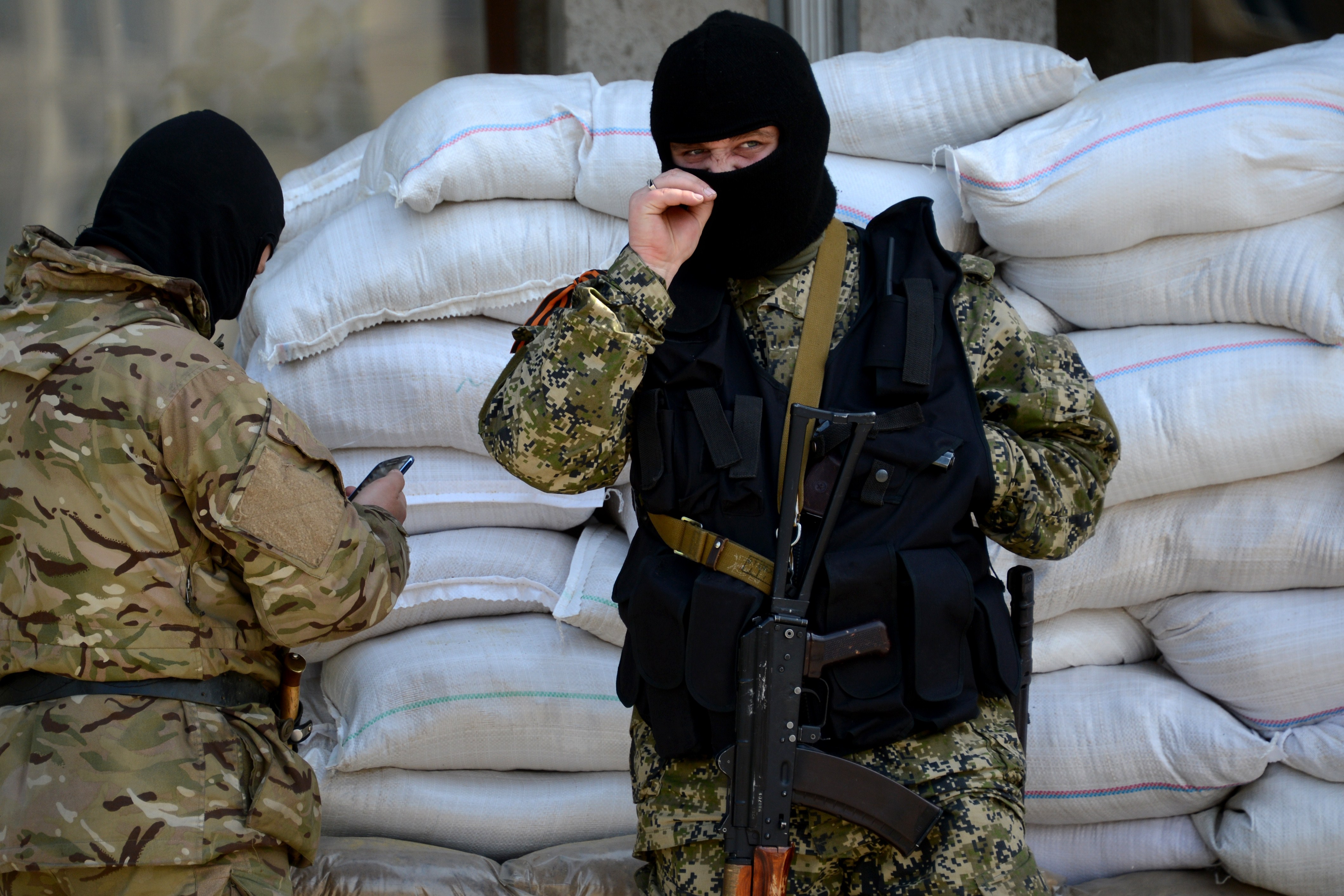 Pro Russian Separatists In Eastern Ukraine Thumb Noses At Interim Deal Cbs News 8853
