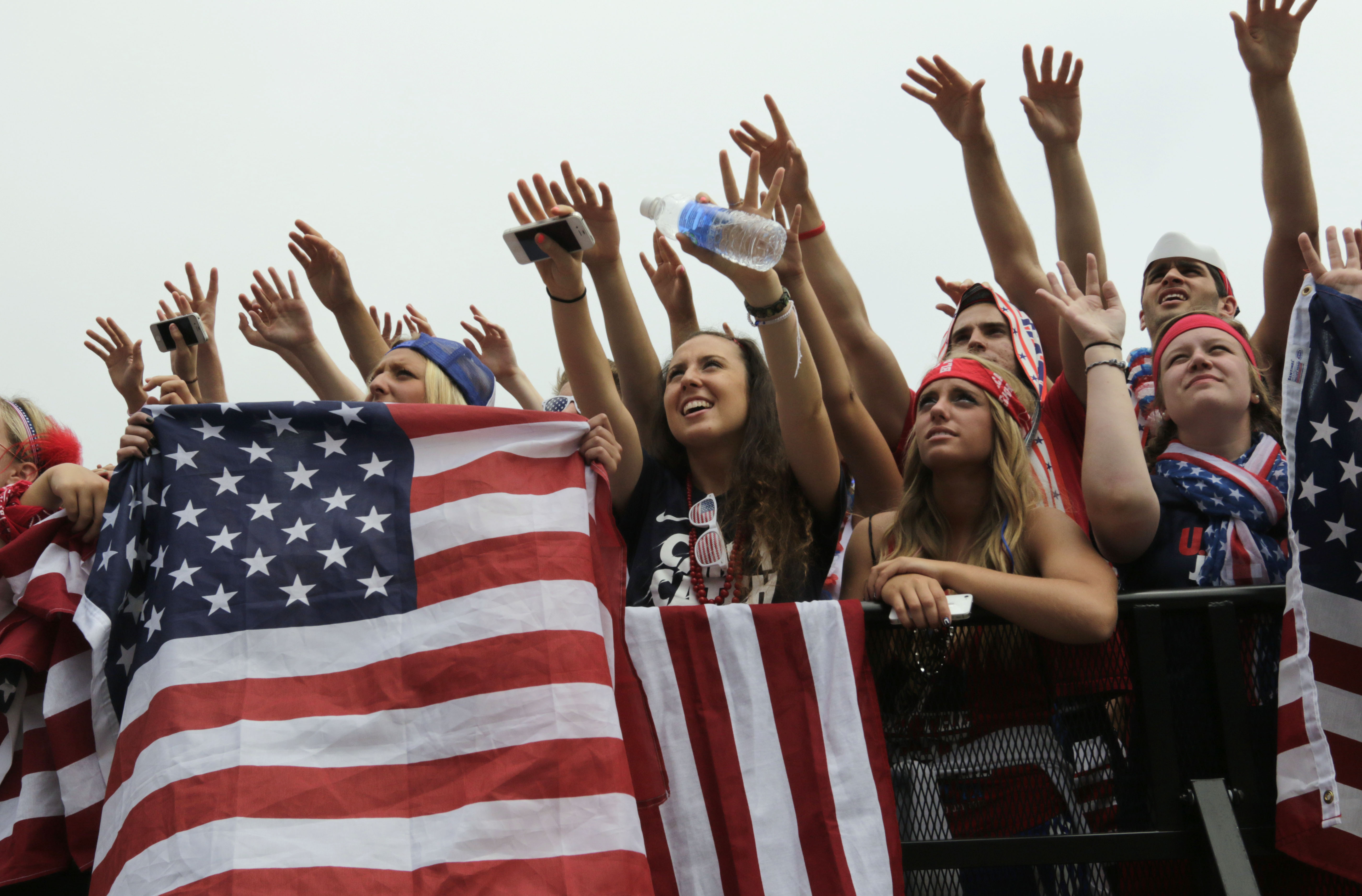 World Cup 2014: Fans unite for mass viewings across the U.S. - CBS News