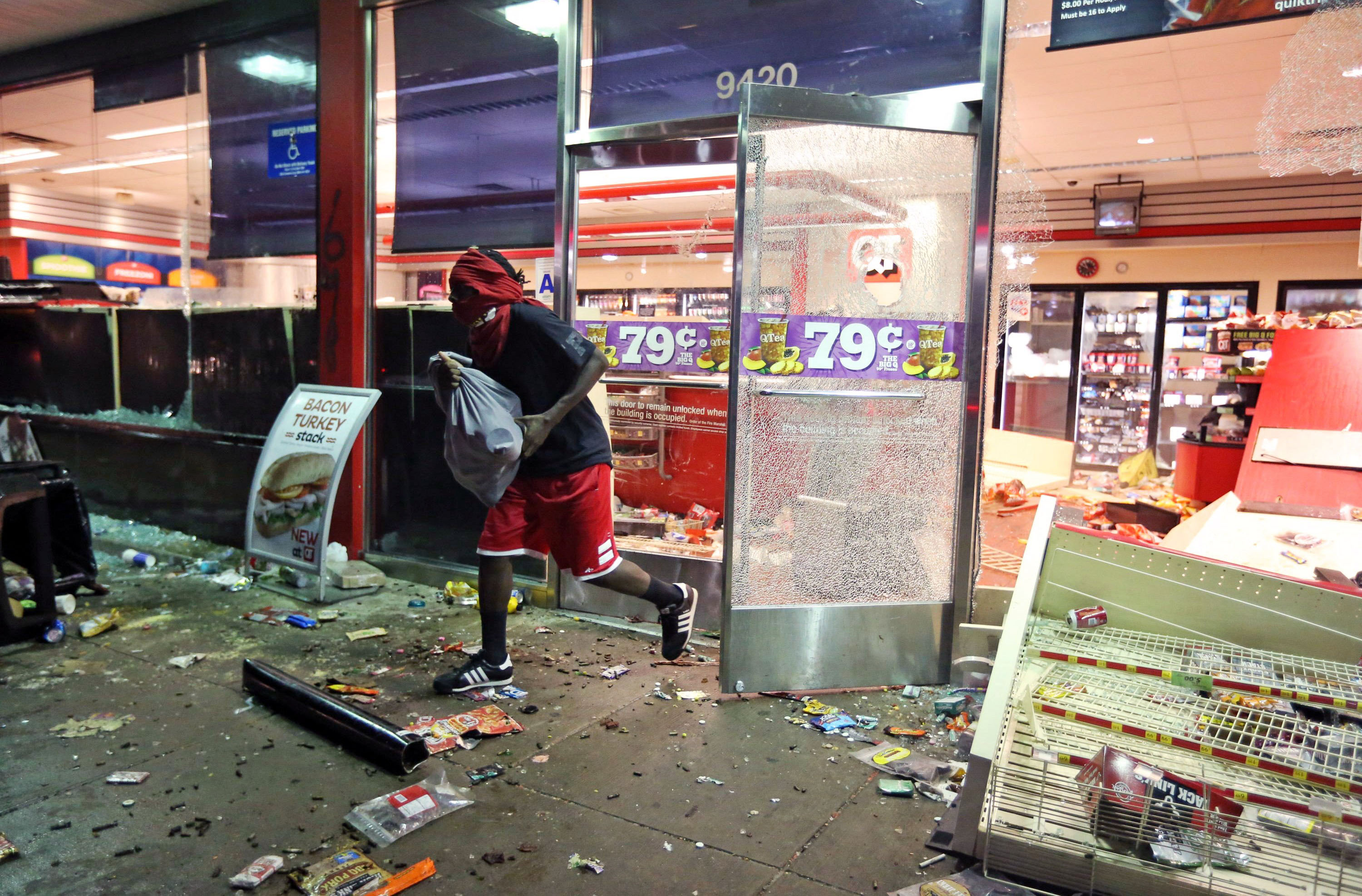 Missouri police shooting of teen Michael Brown sparks protests, looting, vandalism - CBS News