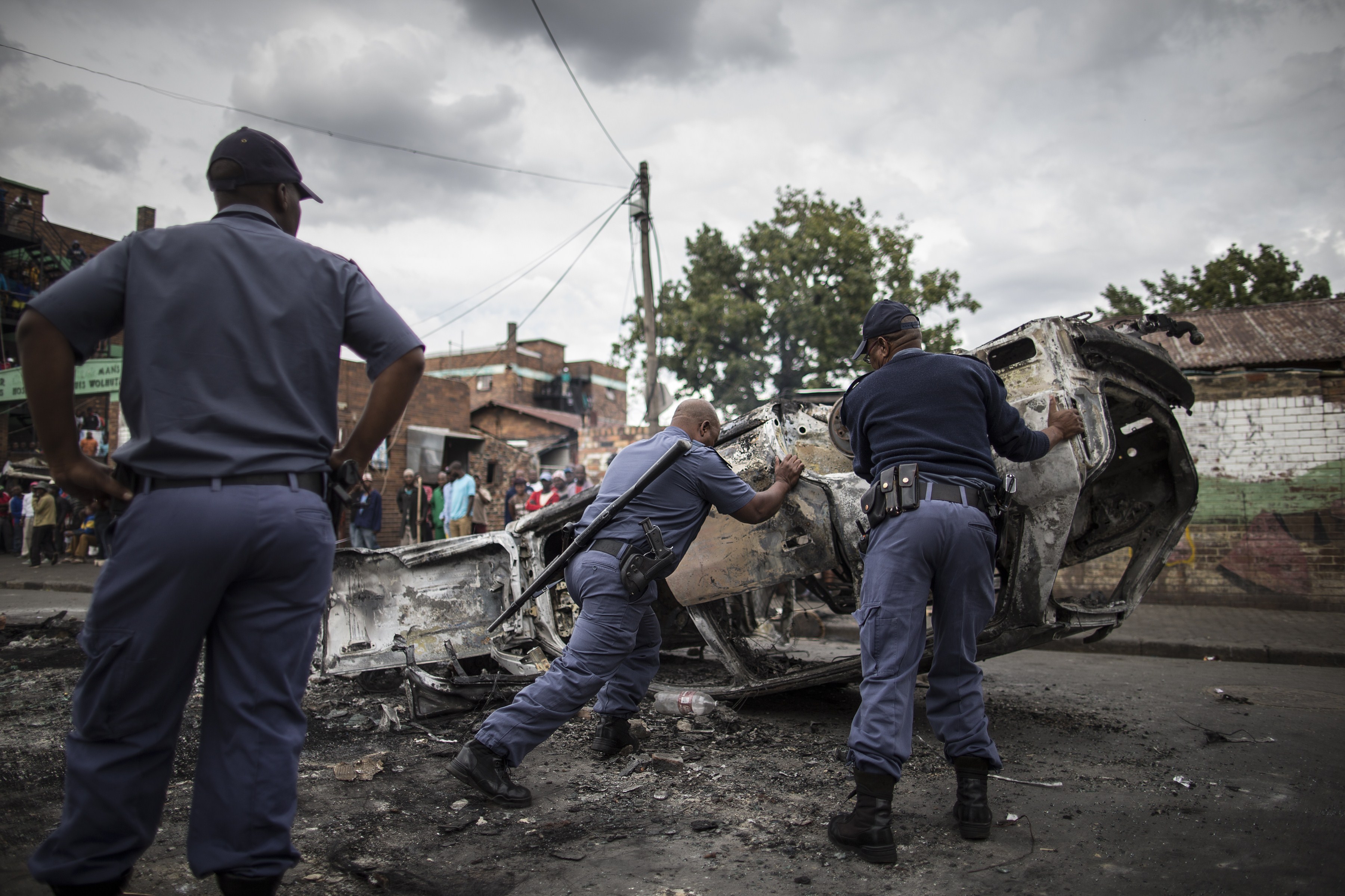 South Africa Anti Immigrant Violence Foreign Owned Shops Cars Torched In Johannesburg Cbs News 