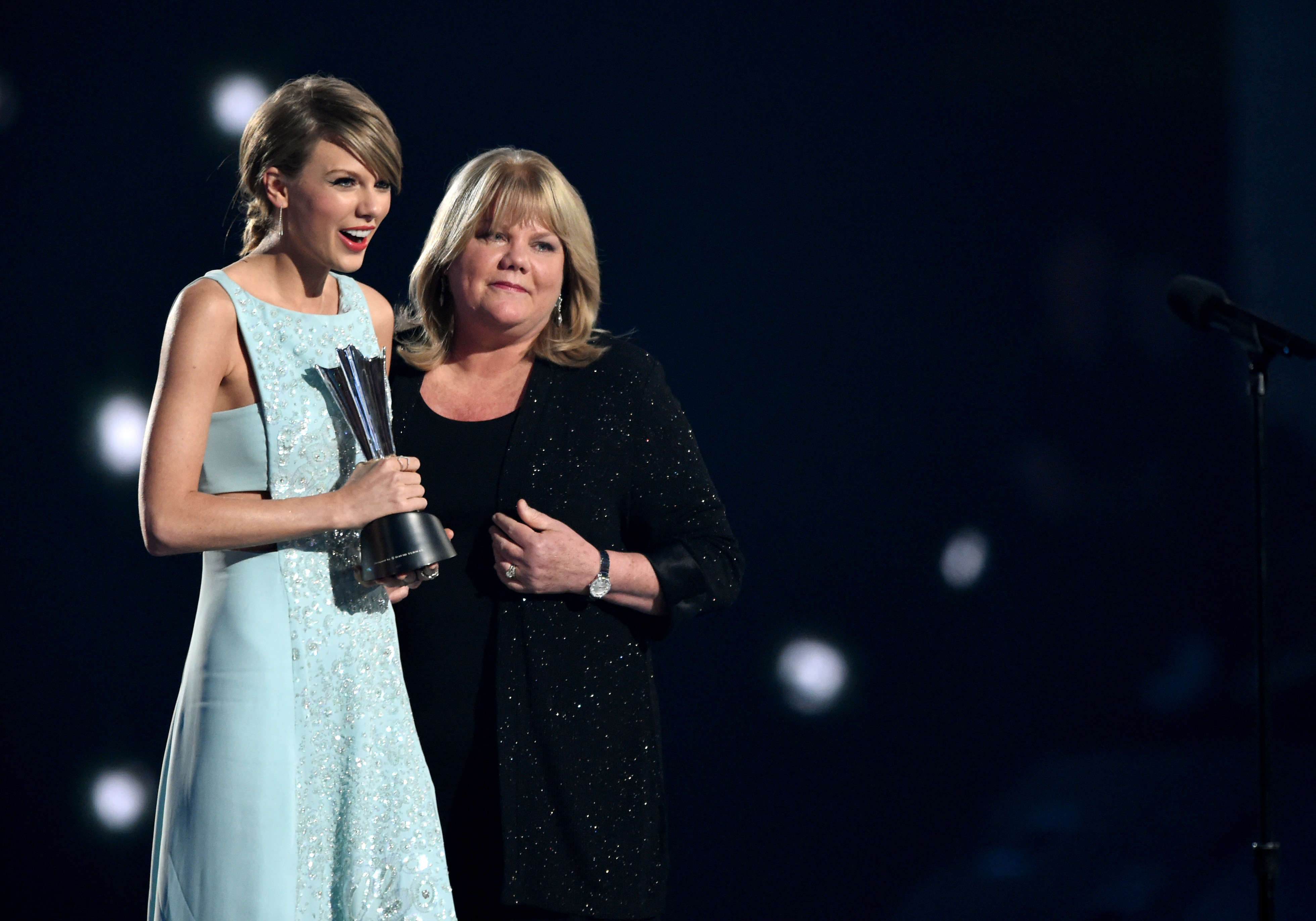 Taylor Swift S Mom Gives Emotional Speech At Acms Cbs News