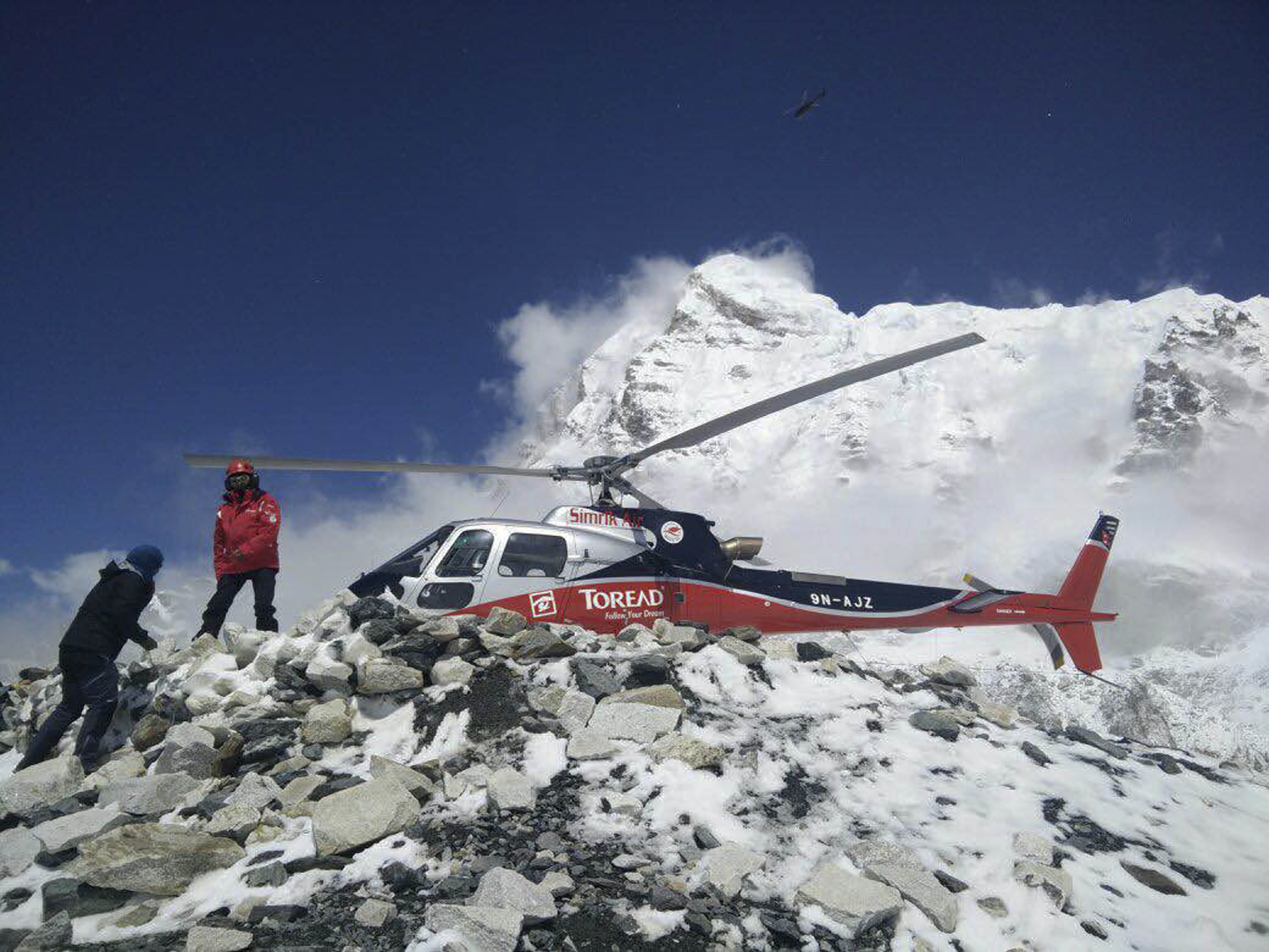 Everest Quake Devastation 18 Dead Everest Base Camp In Ruins After Quake Related Avalanches