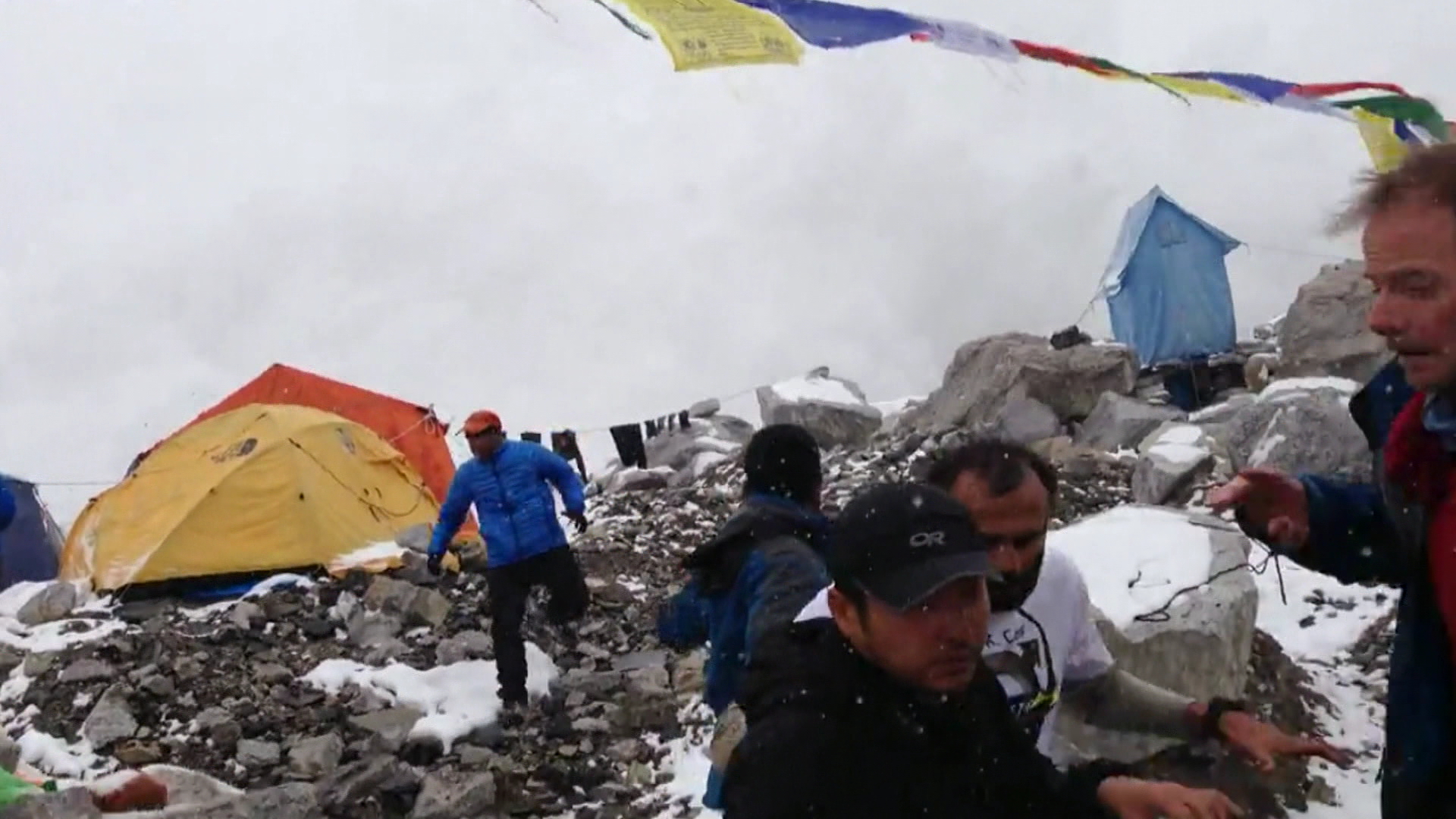 Incredible video captures Mount Everest avalanche CBS News