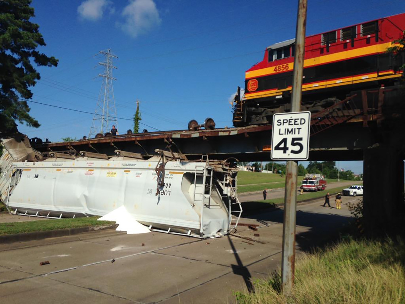 84-car freight train derails in Houston - CBS News