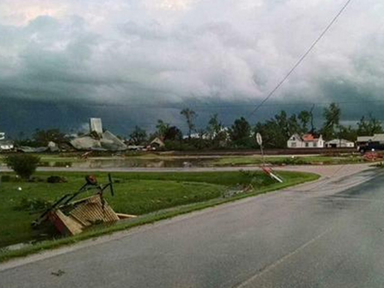 Tornado swoops into tiny town in western Illinois CBS News