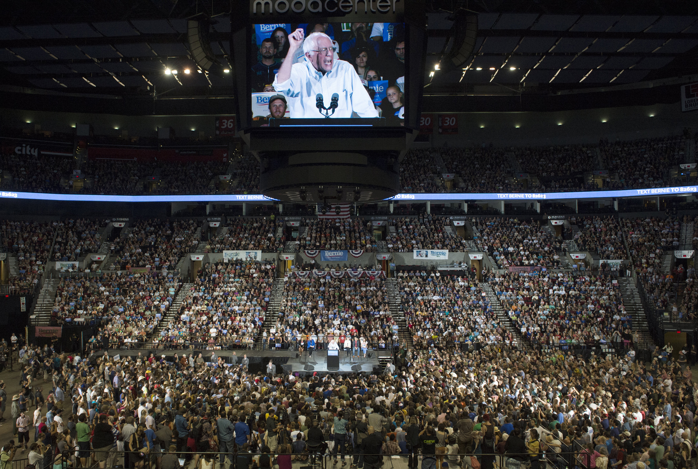 Bernie Sanders draws 28,000 in Portland rally - CBS News