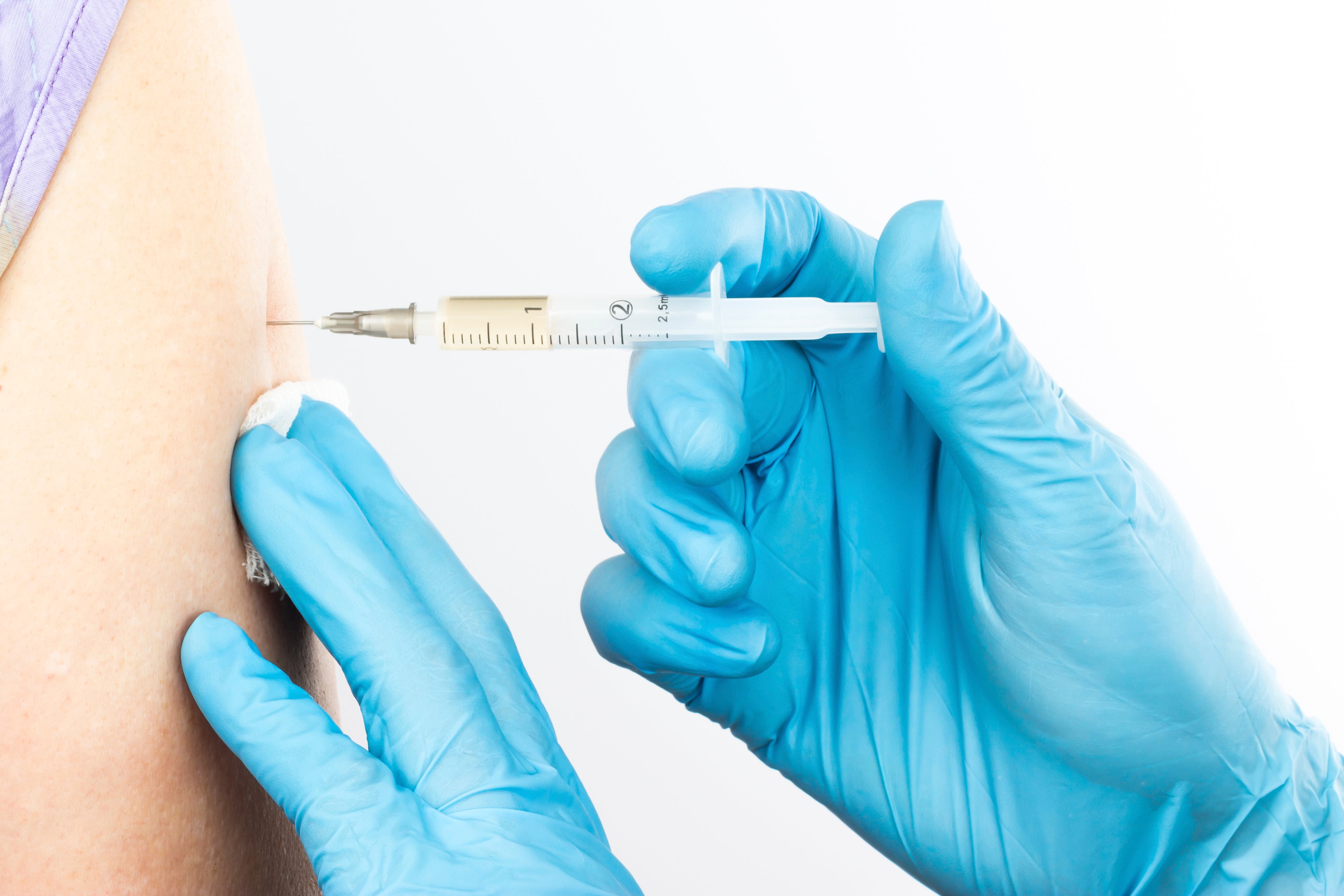 Nurse giving flu shots in New Jersey reused syringes CBS News