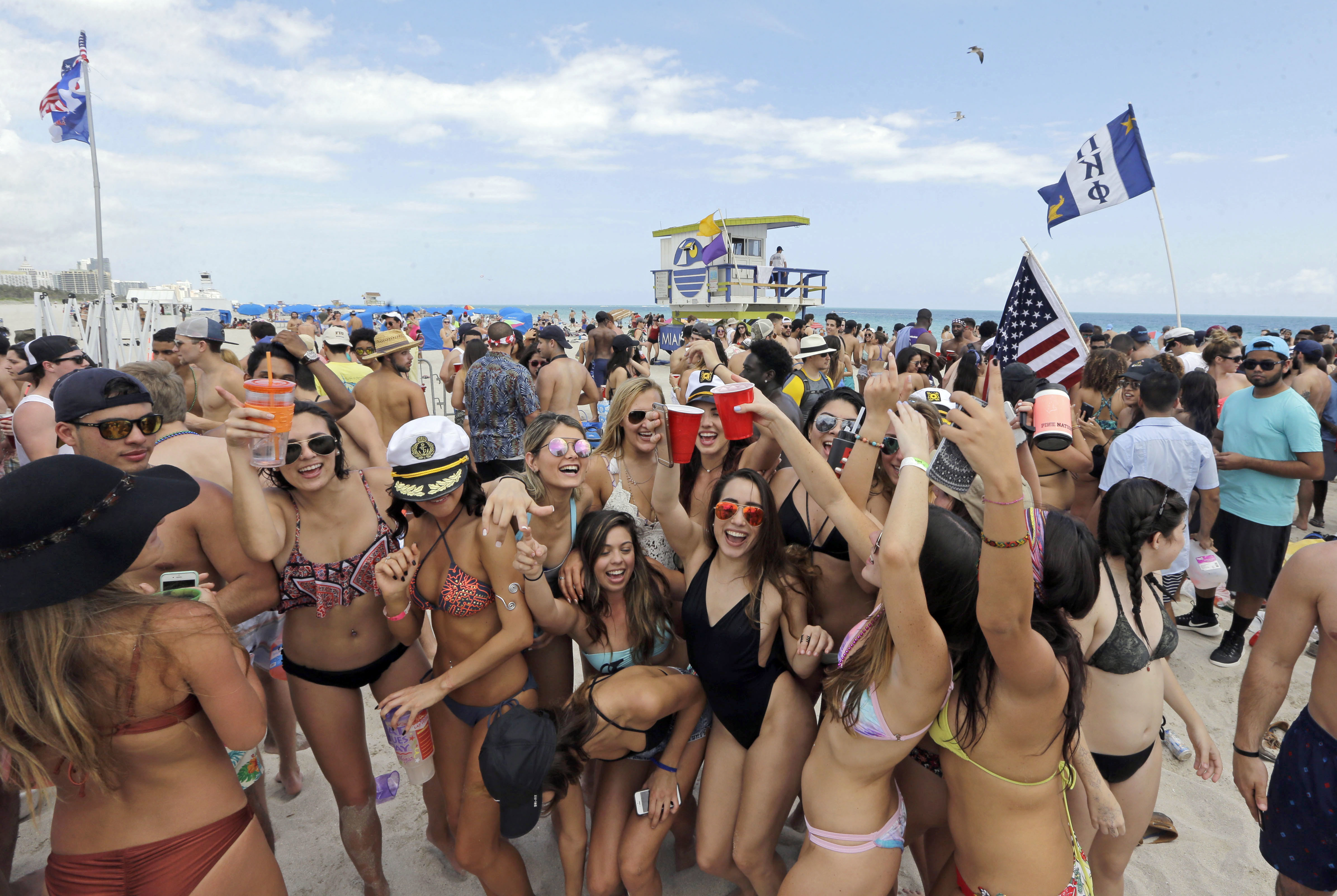 Spring break Florida police struggle to control rowdy college students