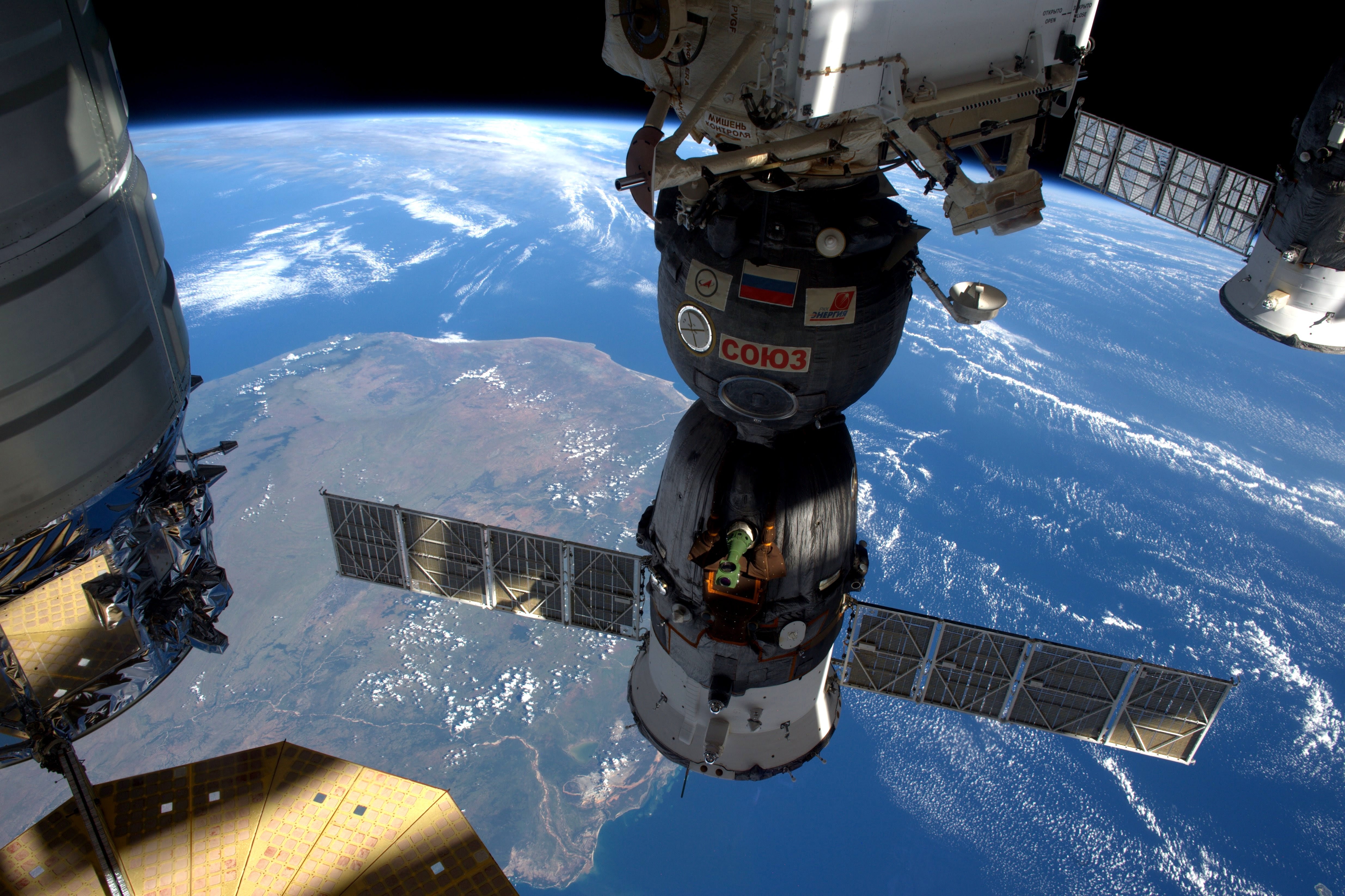Space station marks milestone: 100,000th orbit of Earth - CBS News