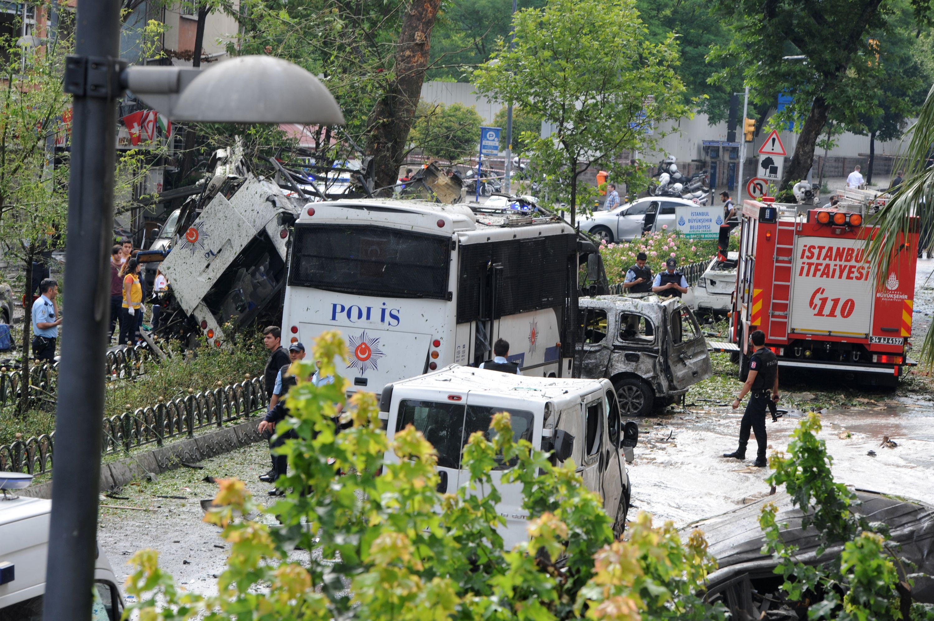 Turkey car bomb hits bus carrying Turkish riot police in Istanbul rush