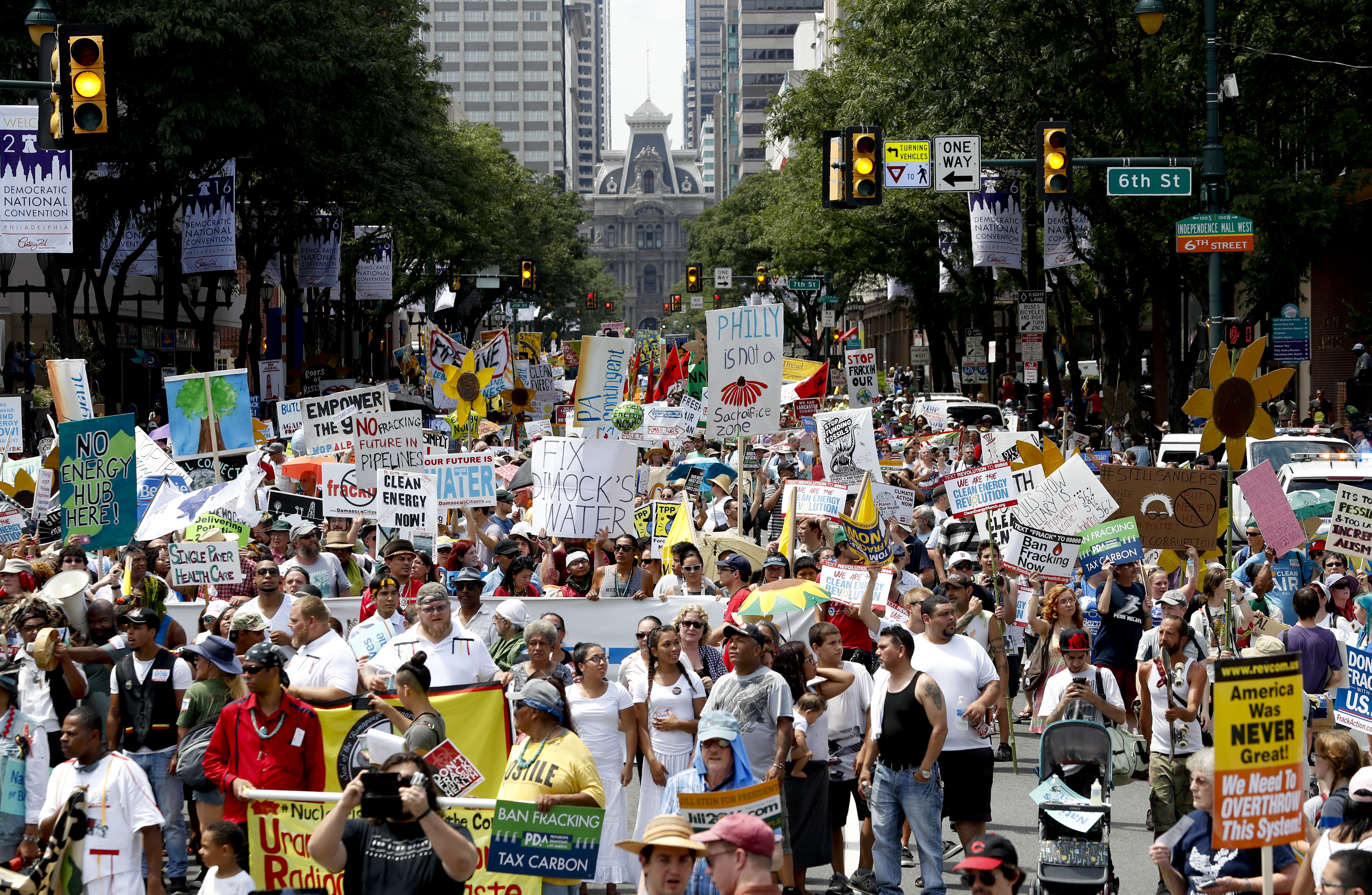 Extreme heat doesn't deter protesters in Philly ahead of DNC CBS News