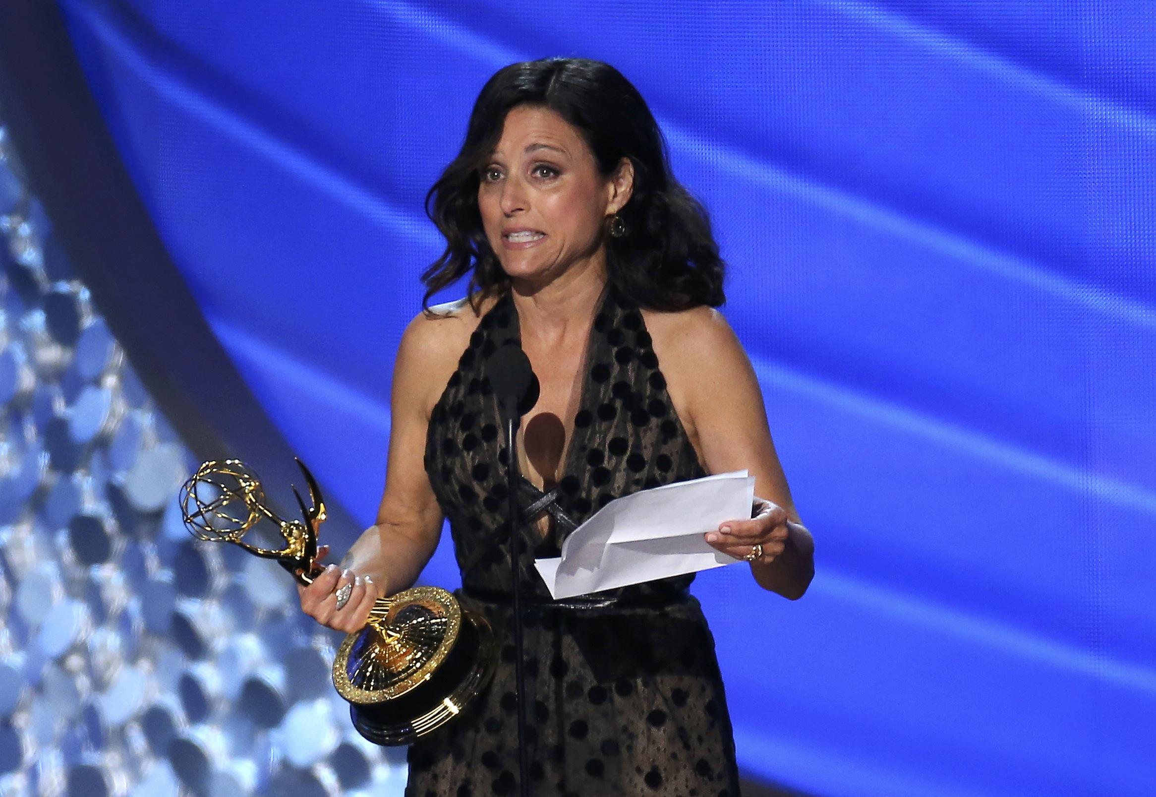 Emmy Awards 2016 Julia Louis Dreyfus Dedicates Historic Emmy Award To Late Father Cbs News 