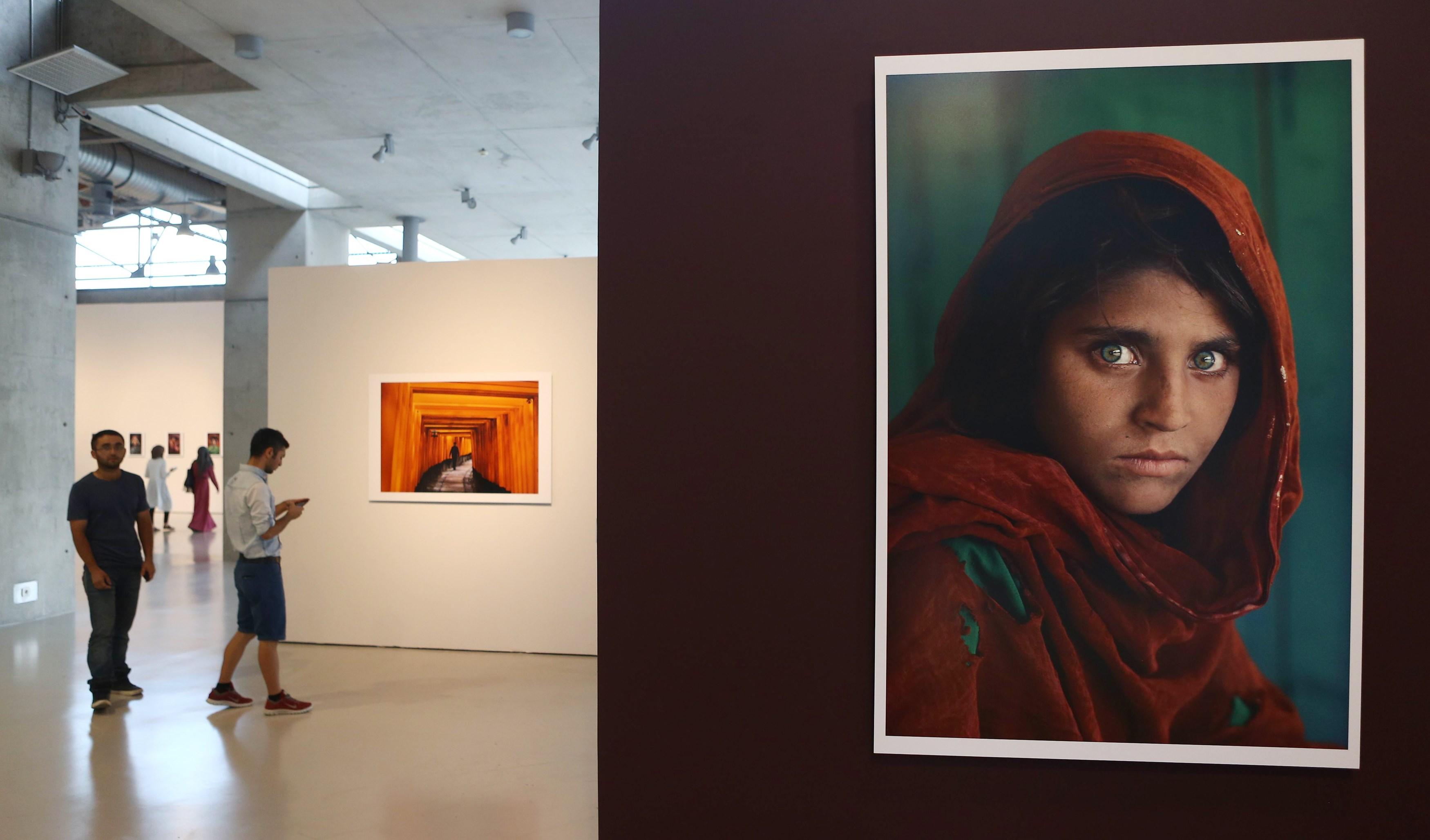 Report Afghan Girl From Iconic National Geographic Photo Freed On Bail Cbs News 