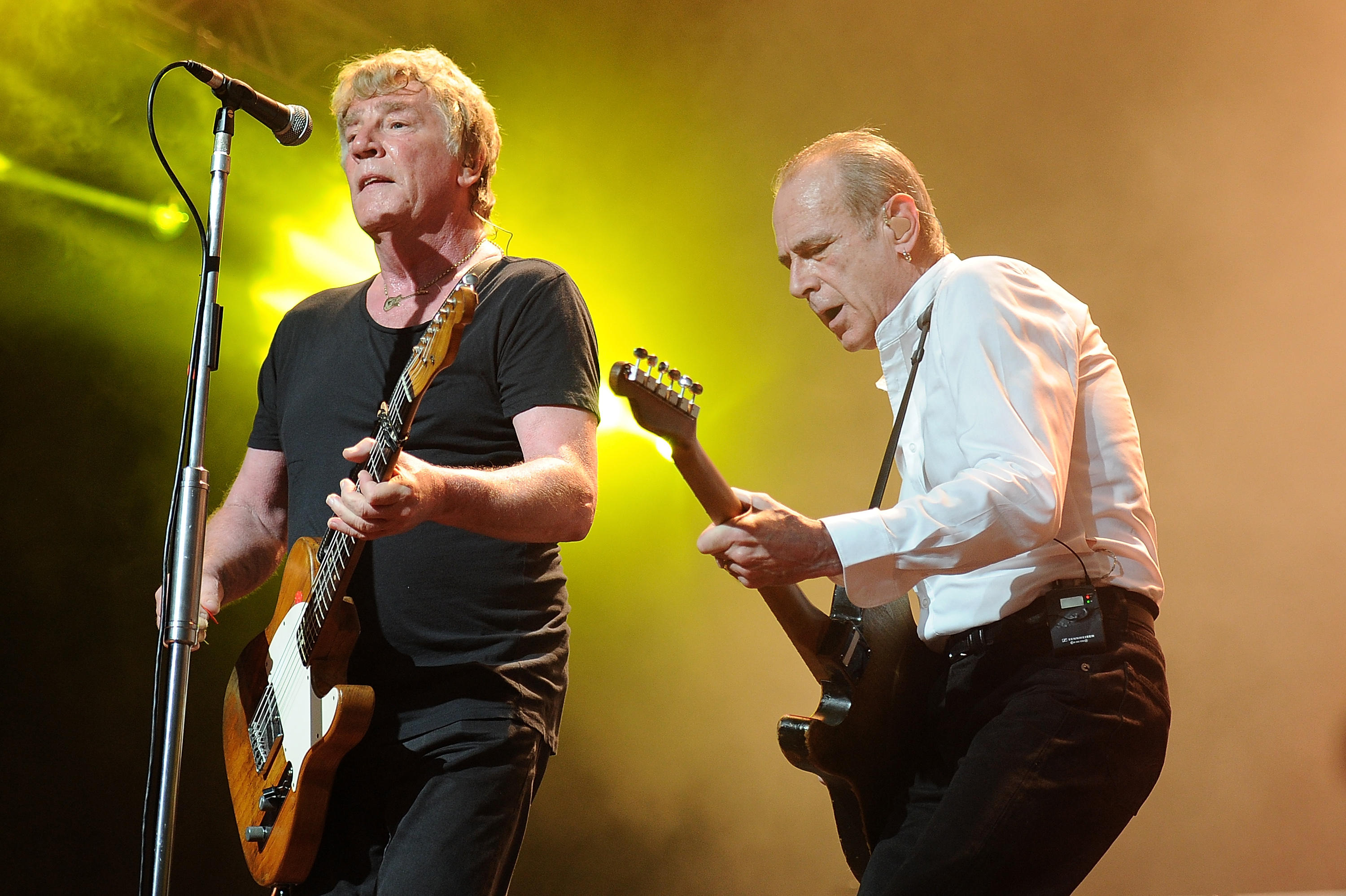 Status Quo Guitarist Rick Parfitt Dead At 68 Cbs News 