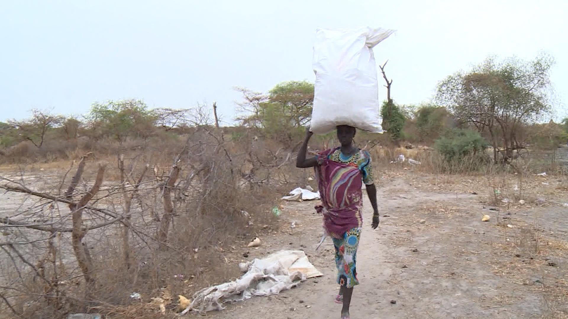 South Sudan air drops provide needed food, but not for everyone in ... - CBS News