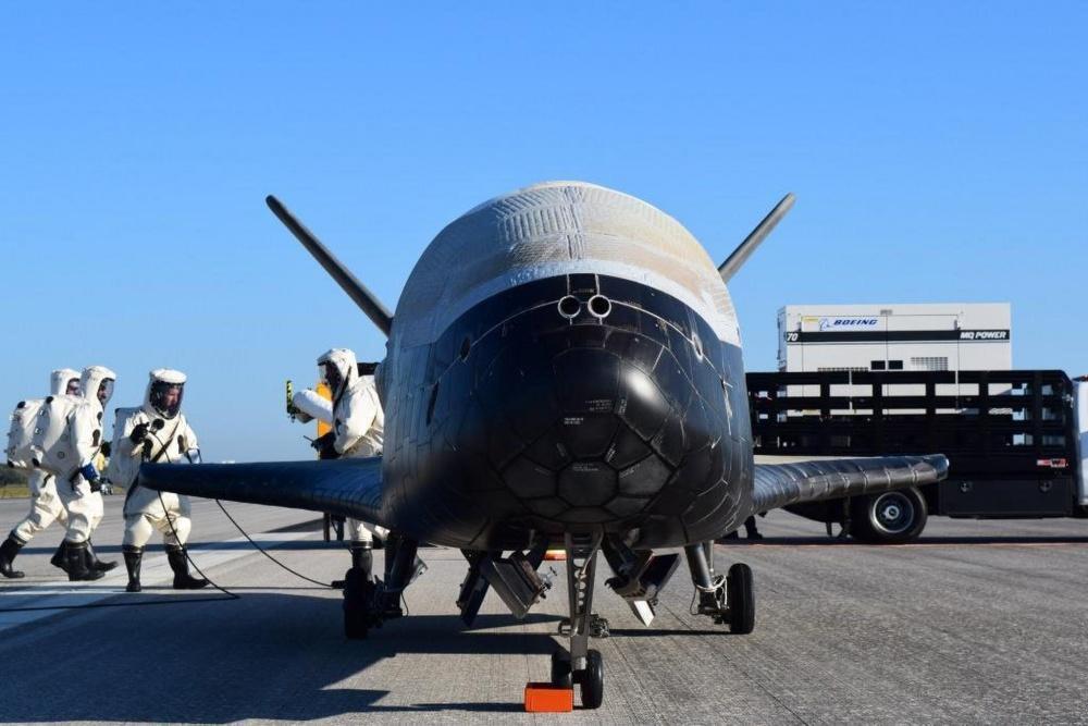 Watch the X-37B space plane land after historic mission - CBS News