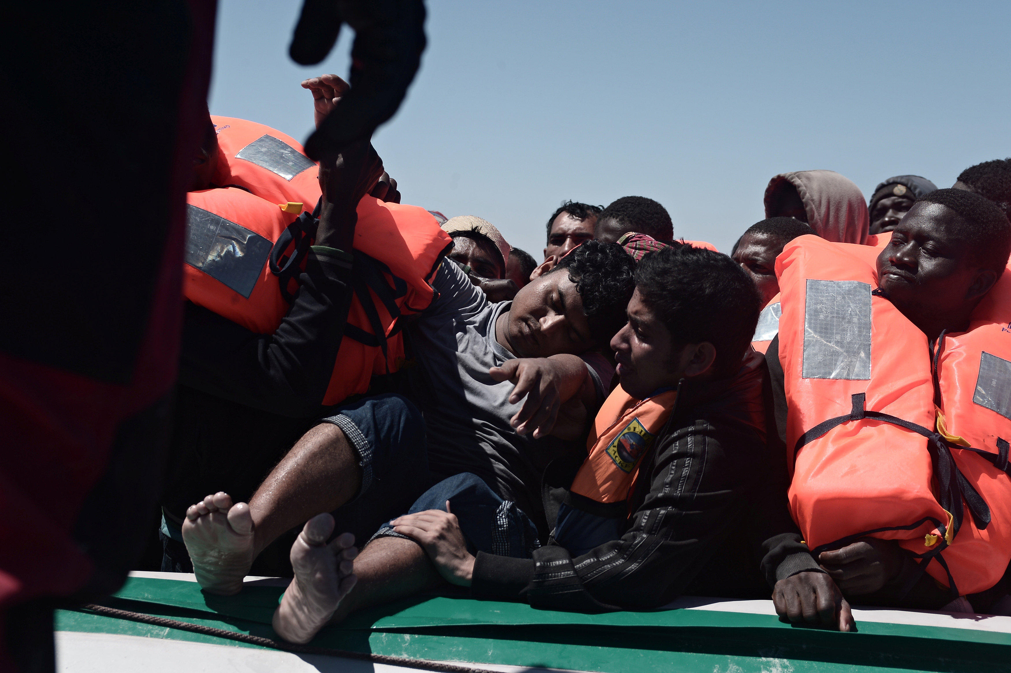 More than 2000 migrants rescued in Mediterranean Sea, Italian ... - CBS News