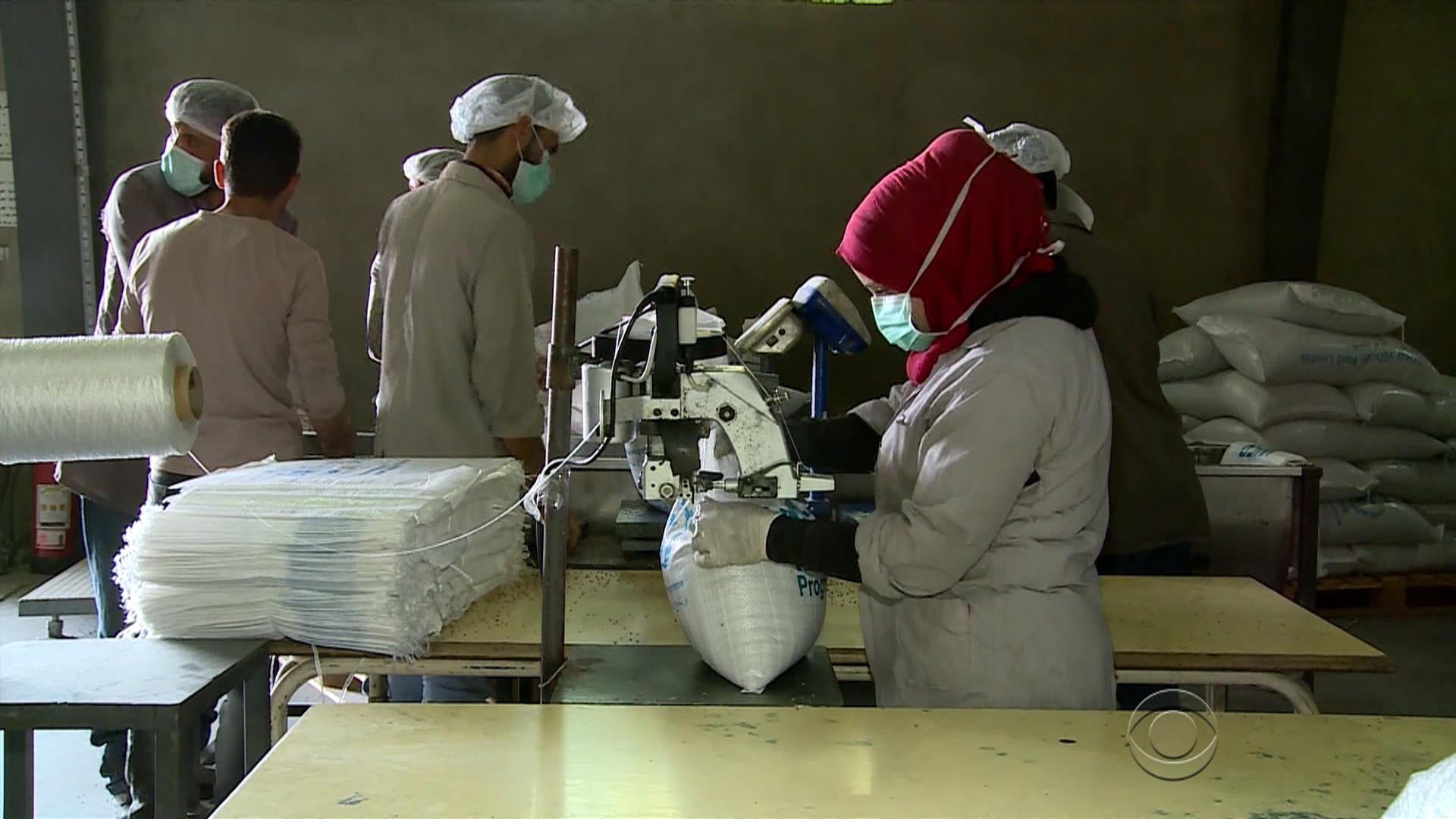 As Raqqa battle intensifies, aid workers prepare food for survivors - CBS News