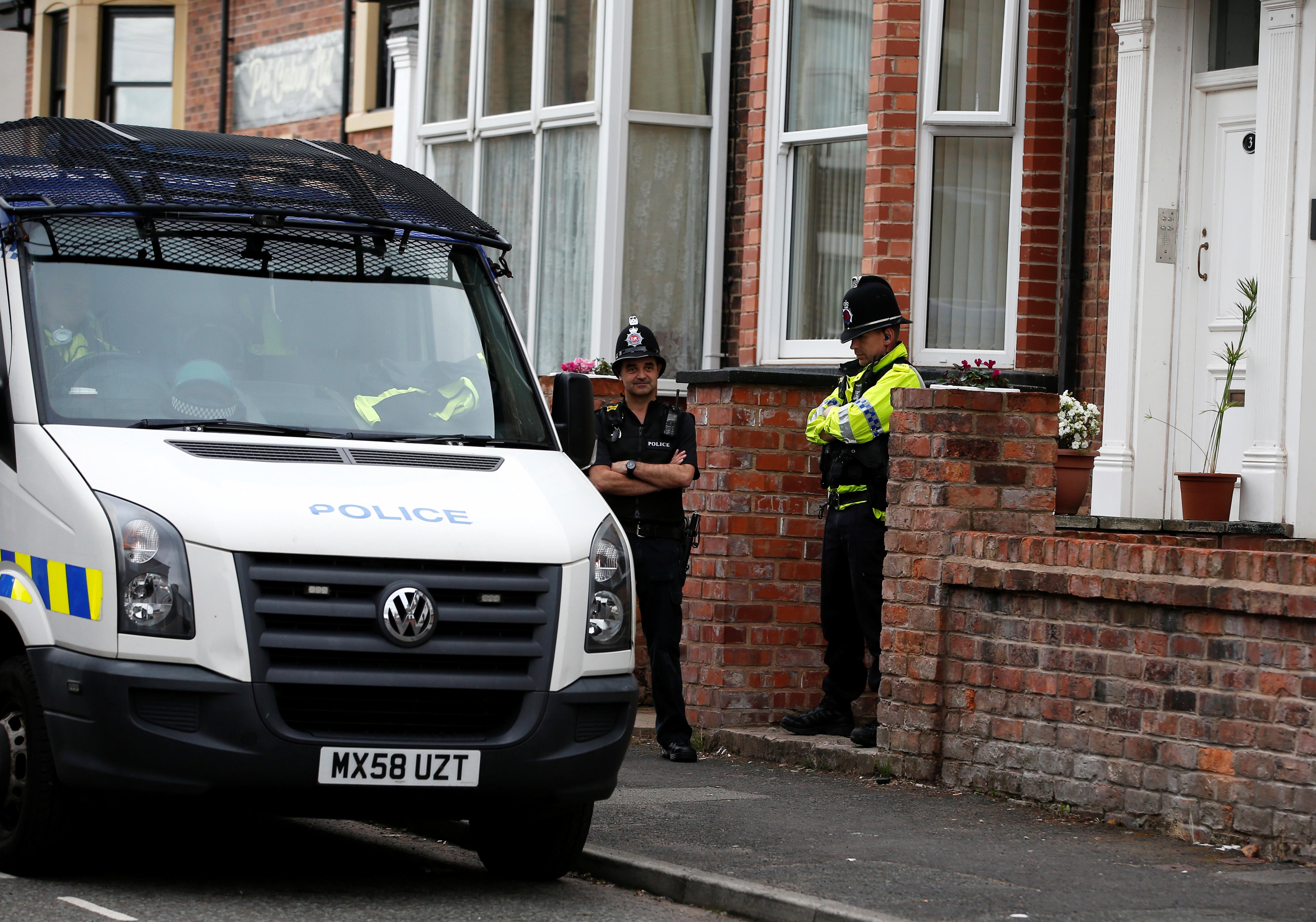 Manchester police cordon off area in search for explosives - CBS News