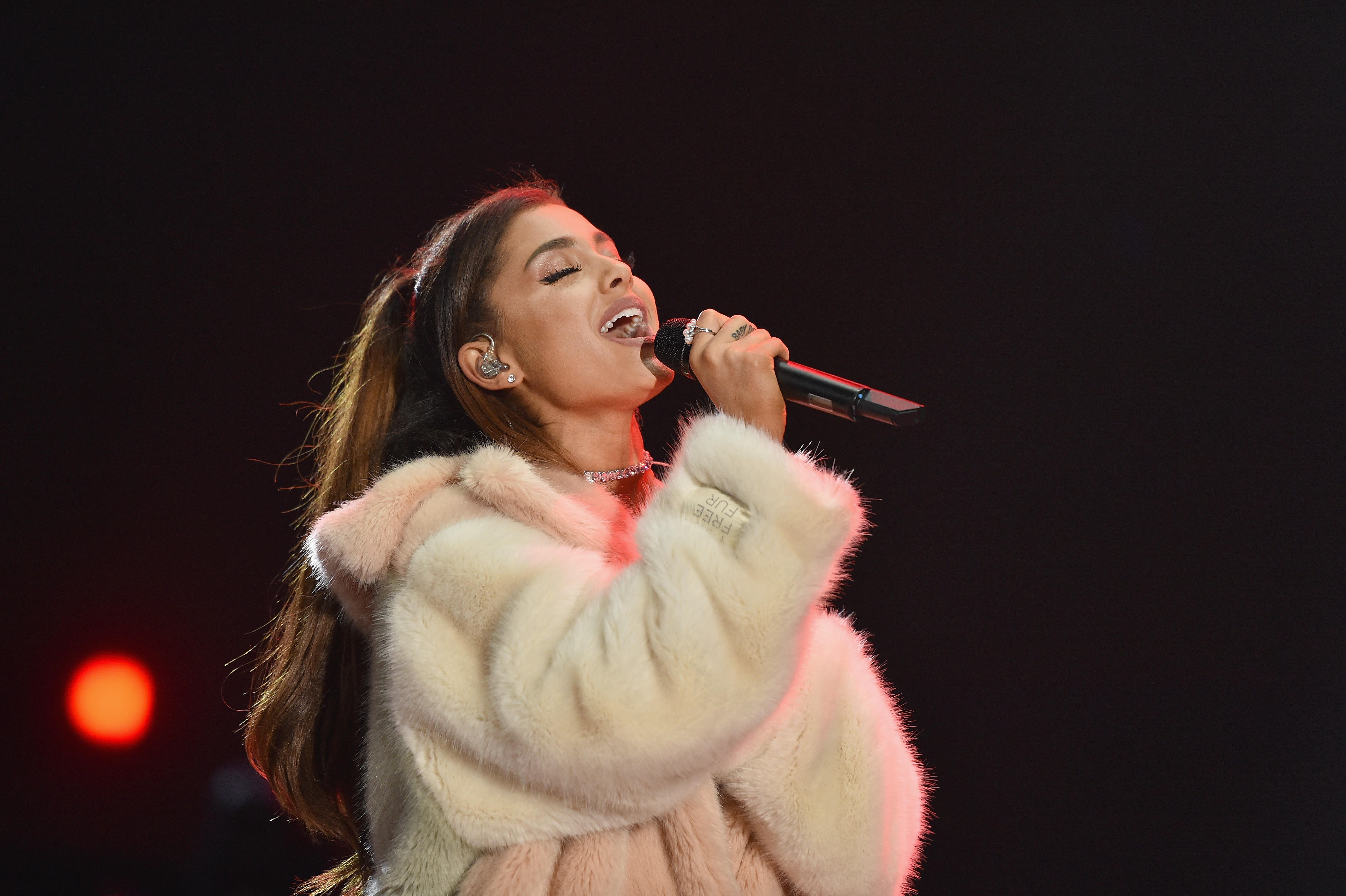 Ariana Grande Manchester Benefit Concert How To Watch And Start Time Cbs News 5323