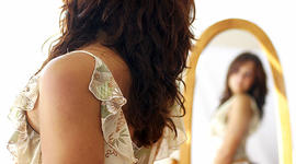 woman, mirror, entire body image, eating disorder, istockphoto, 4x3