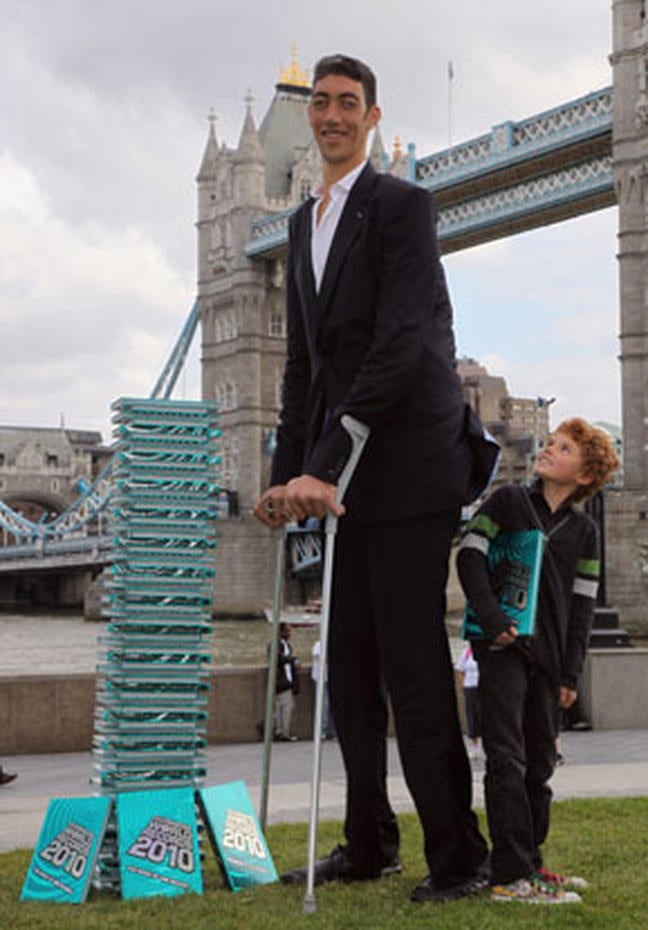 World s Tallest Man Sultan Kosen Stops Growing Photo 10 Pictures 