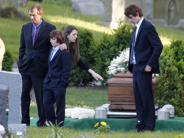 Mary Richardson Kennedy's funeral - Photo 1 - Pictures - CBS News