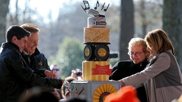 Elvis presley fans gather at graceland to honor the king's ...