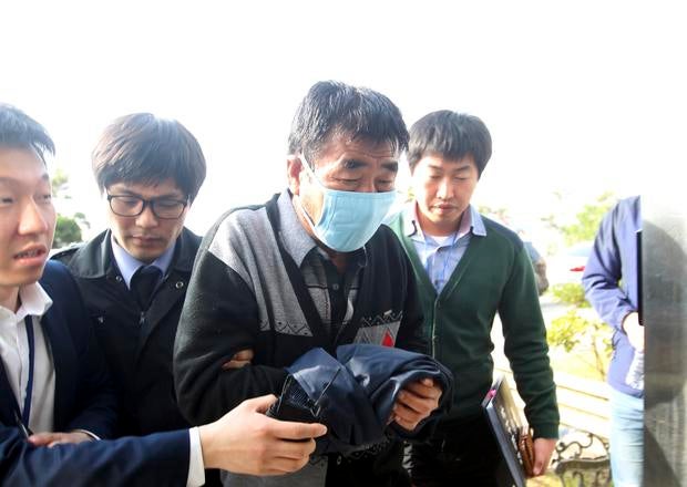 Lee Joon-seok (2nd R), captain of the sunken South Korean ferry Sewol, arrives at the headquarters of a joint investigation team of prosecutors and police in Mokpo