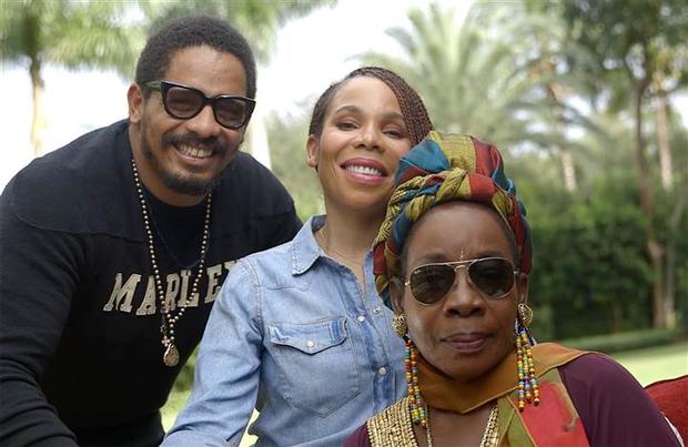 141114-marley-family-jsw-1224pfdb46caee00aab9dcb1a7d83b2144727-nbcnews-ux-720-480.jpg