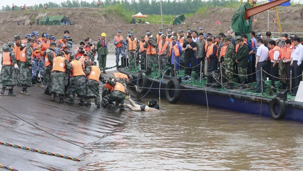 Divers resume search of capsized cruise ship