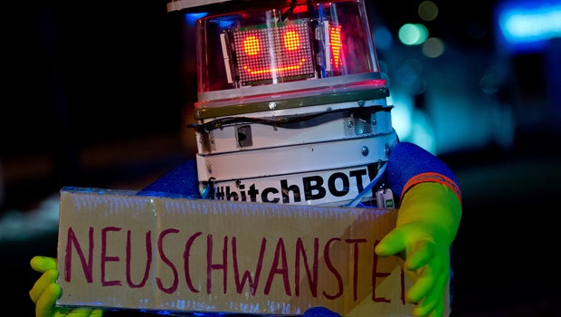 http://cbsnews1.cbsistatic.com/hub/i/r/2015/08/02/6224c898-61fd-4174-aec5-c7bbe138c62e/thumbnail/620x350/37830deaca0879ff28e7da355605e352/hitchbot463420122.jpg