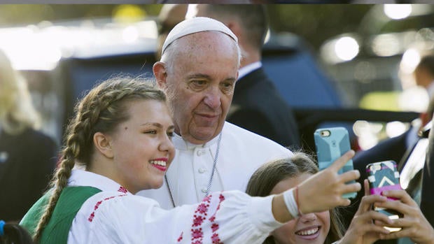en0923popesocialmedia.jpg