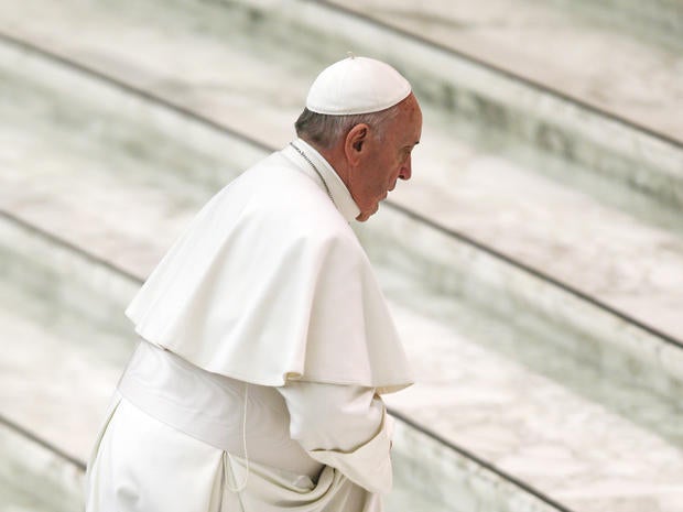 popefrancisvaticanwalkingupsteps.jpg