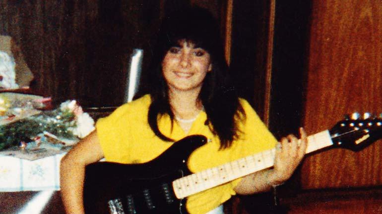 victoriaguitar770.jpg