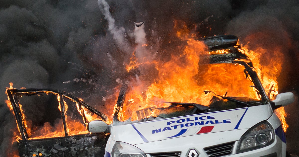 American charged with attempted murder in attack on Paris police - CBS News