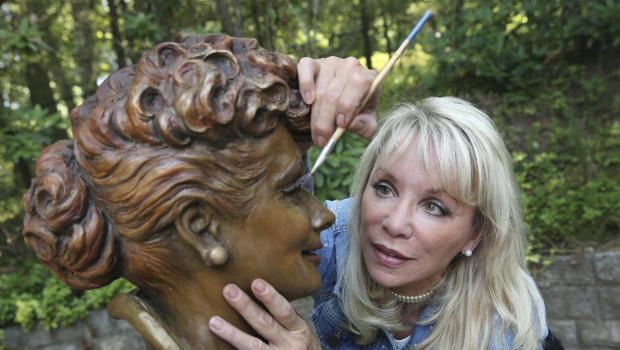 After Scary Lucy Lucille Balls Hometown To Unveil New Statue Cbs News