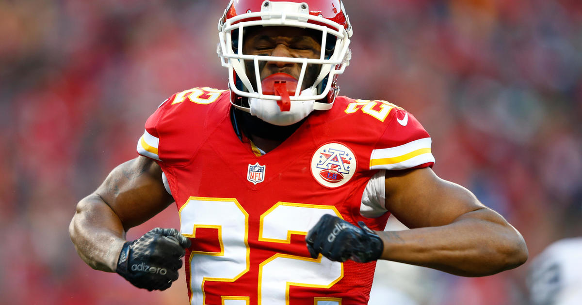 Chiefs' Marcus Peters raises fist during national anthem ...