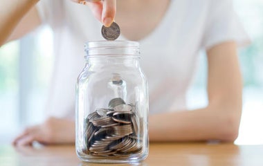 Americans curb holiday spending, and other MoneyWatch headlines