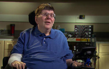 Brain tech helps paralyzed man move again 
