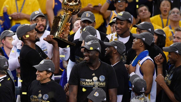 Finals MVP Kevin Durant exits car to properly celebrate with fans