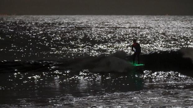 night-surfer-3.jpg
